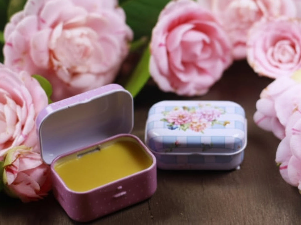 Balsamo labbra molto nutriente con abbondante burro di cacao e cera di rosa