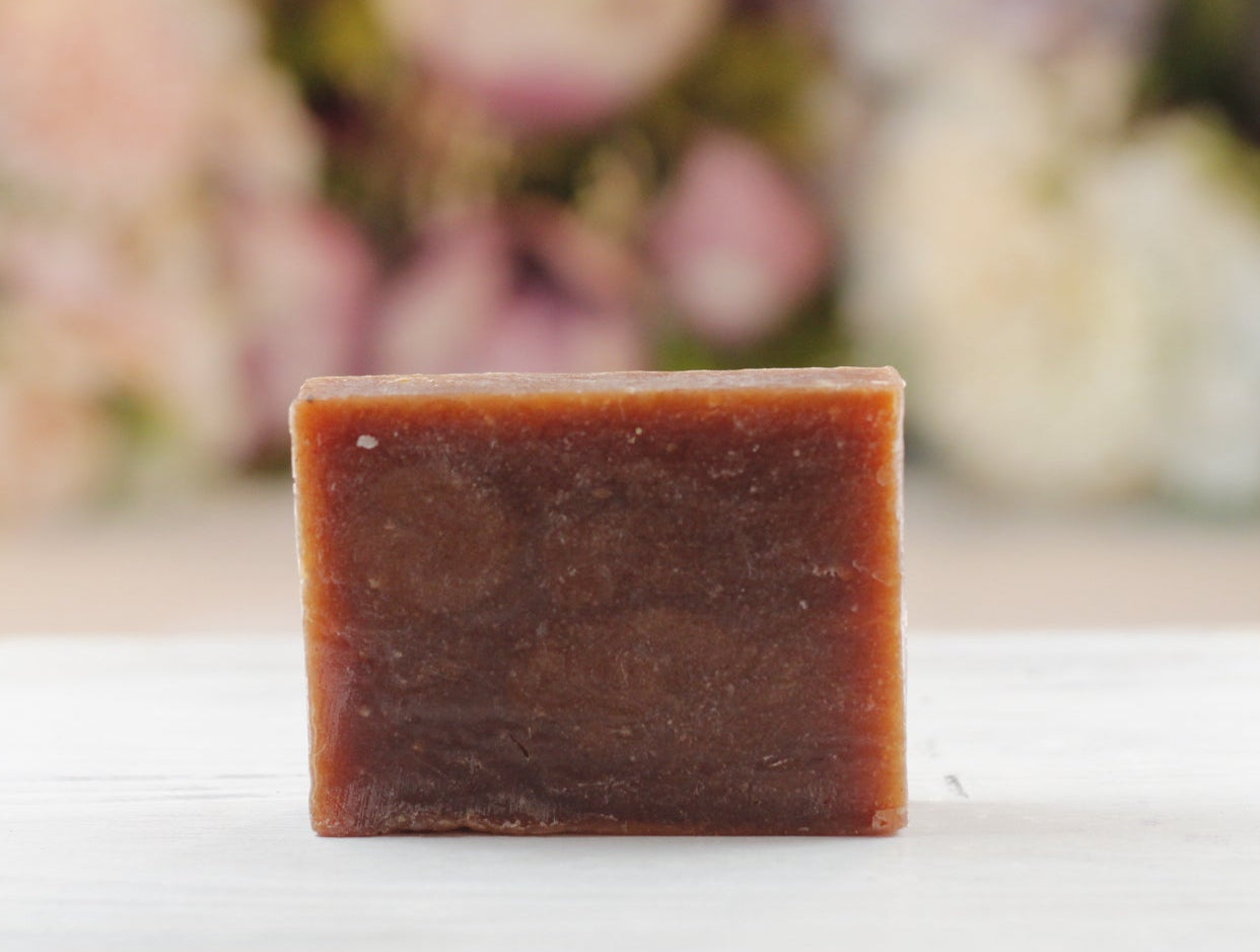 Haarseifen natürliche Pflege mit ätherischen Ölen, die das Haar sanft pflegen ohne Sulfat & Silikone