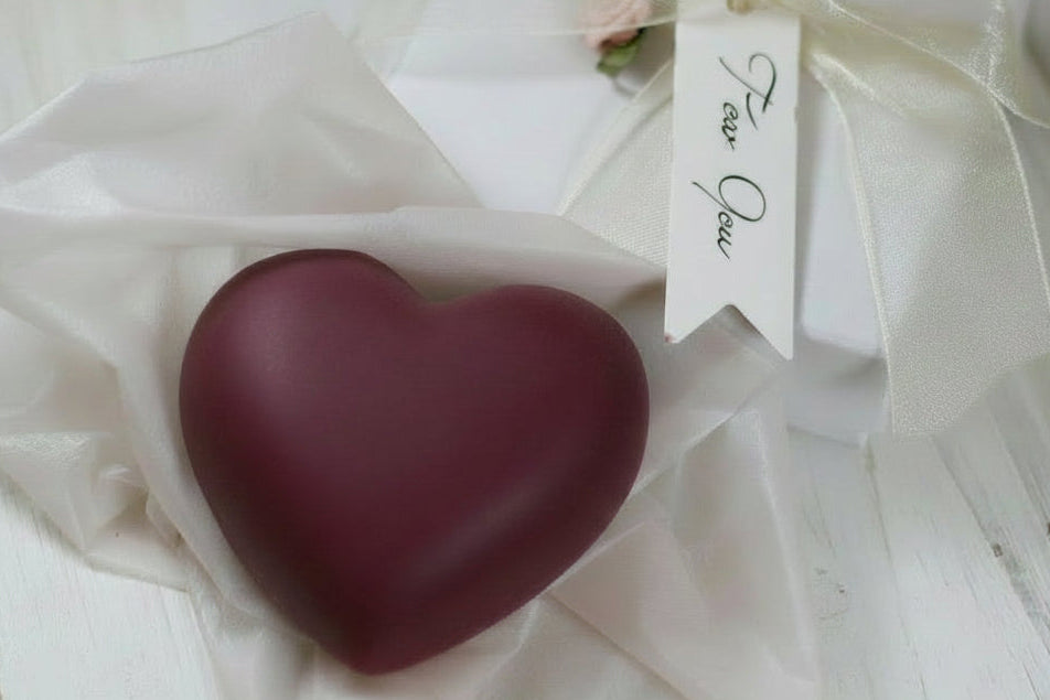 Herz Naturseife Dunkelweinrot mit Geschenkschachtel "Magic"