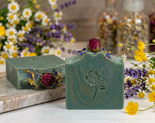 Wildblumen Naturseife mit einer edlen Duftkombination aus Lavendel, Orange, Vetiver, Ingwer und Vanille